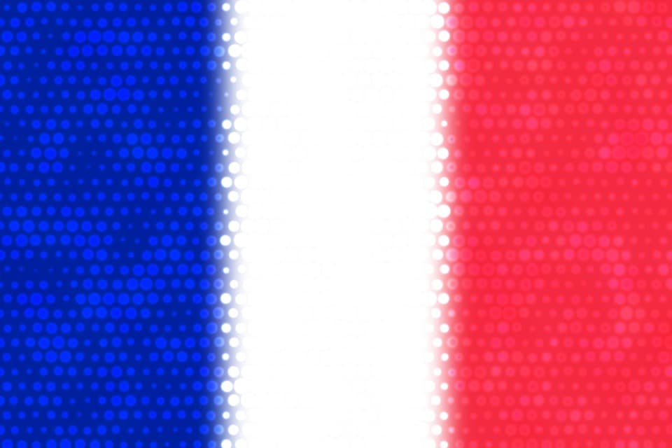 Personne apprenant les bases du français avec un livre à Barbezieux